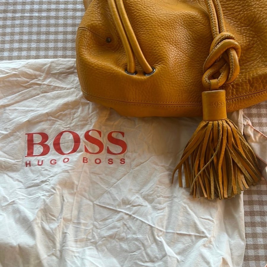 Vintage Hugo Boss "BOSS" väska i gult kalvskinn