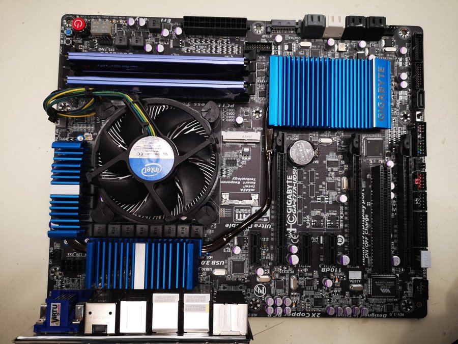 Gigabyte GA-Z77X-UD5H med Cpu och rammine