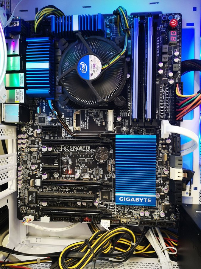 Gigabyte GA-Z77X-UD5H med Cpu och rammine