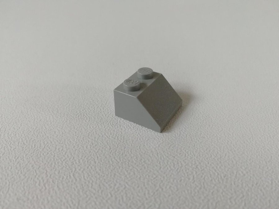 Lego - slope - bas - 2x2 - part 3039 - ljusgrå (old light gray)