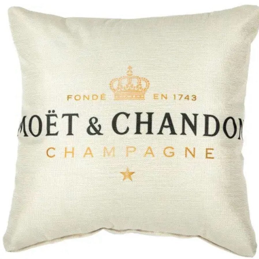 Läckert beige kuddfodral Moet  Chandon 45x45 cm nytt i förpackning.