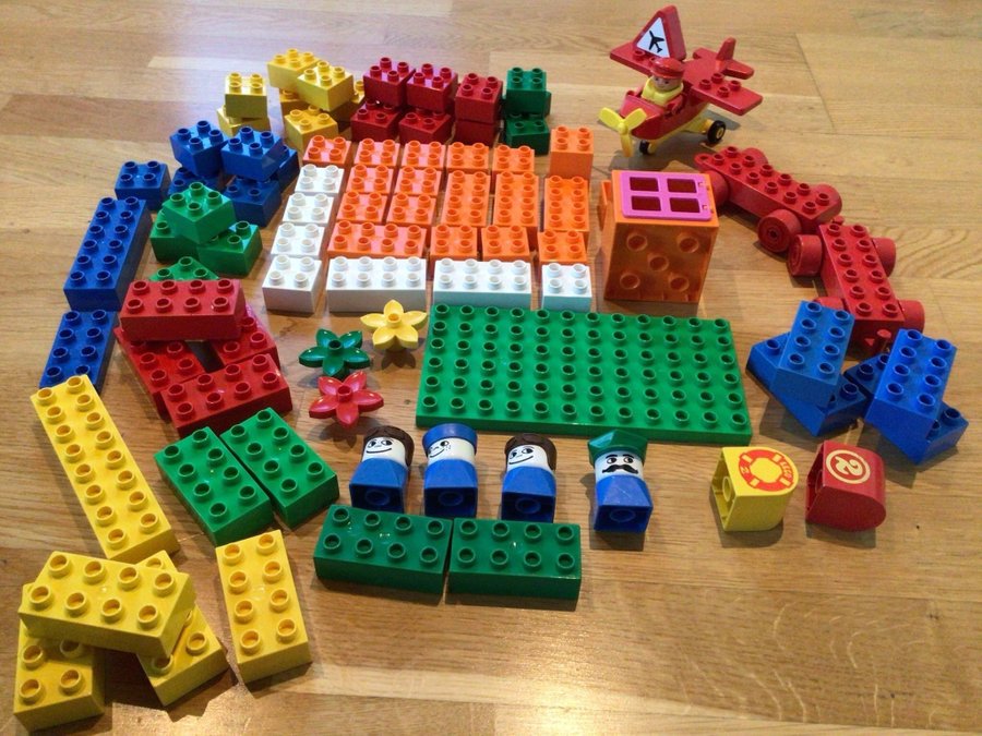 Lego Duplo - Stort set med klossar, figurer och fordon