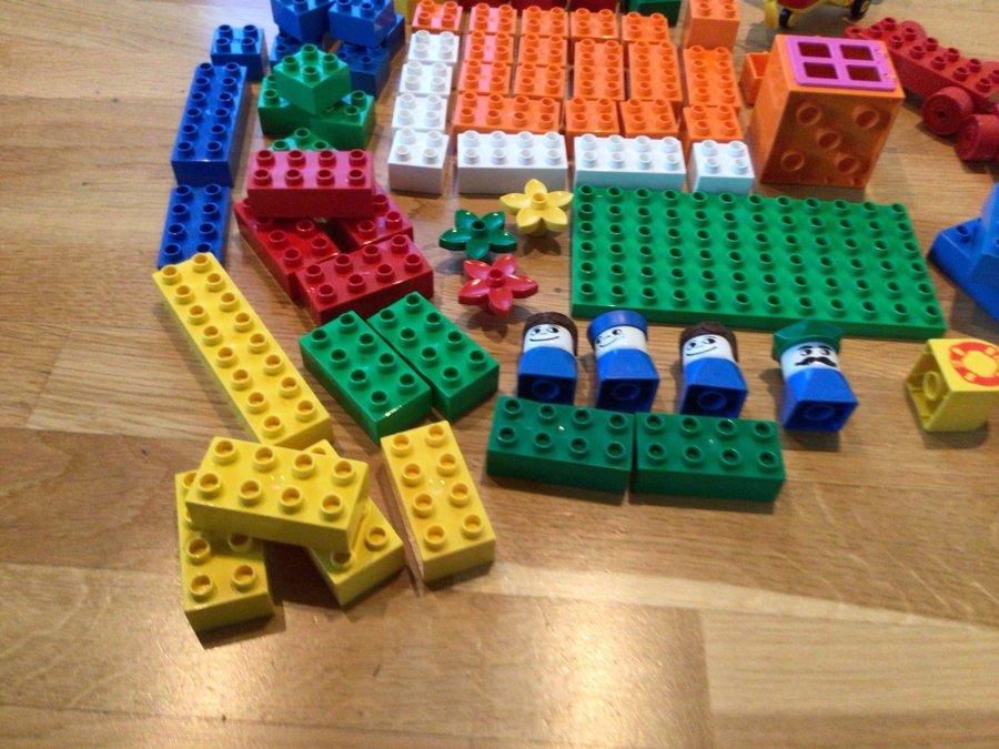 Lego Duplo - Stort set med klossar, figurer och fordon