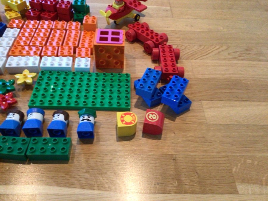 Lego Duplo - Stort set med klossar, figurer och fordon