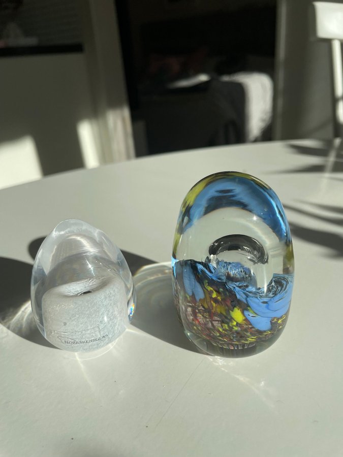 2 BREVPRESSAR NORRSKENSGLAS SIGNERAD ULVEN GLASBRUK ETIKETTMÄRKT KONSTGLAS