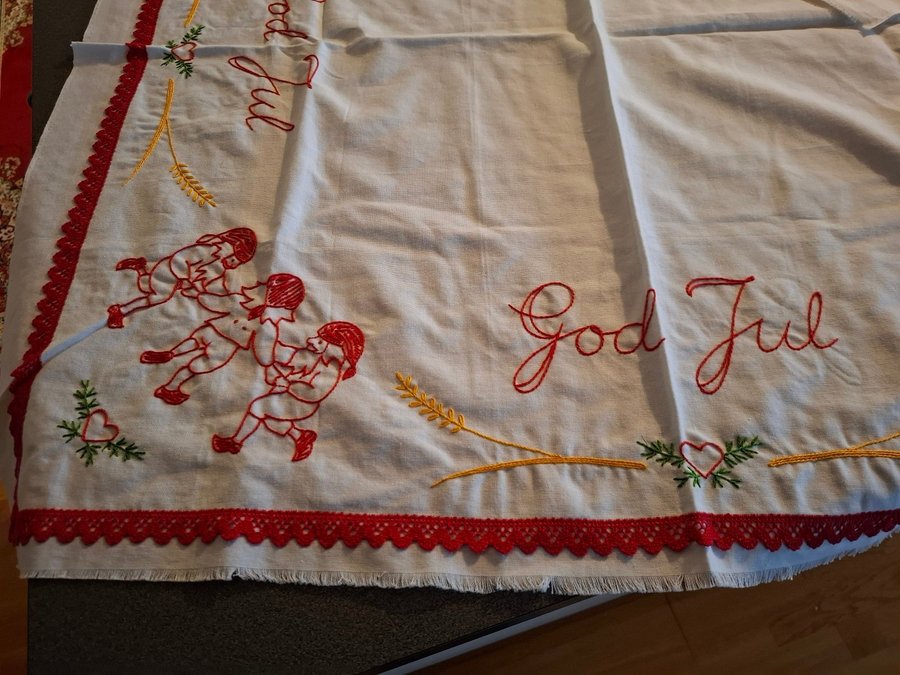 Retro äldre Julduk God Jul, Broderad duk med tomtar, virkad spets - 40-50-tal