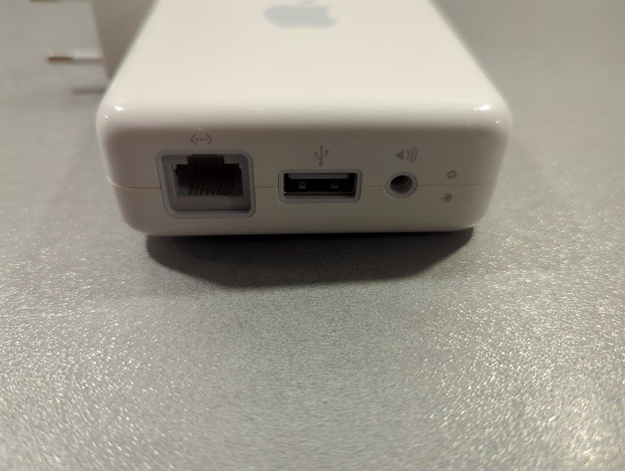 AirPort Express 802.11n (1:a generationen) i perfekt skick, sparsamt använd.