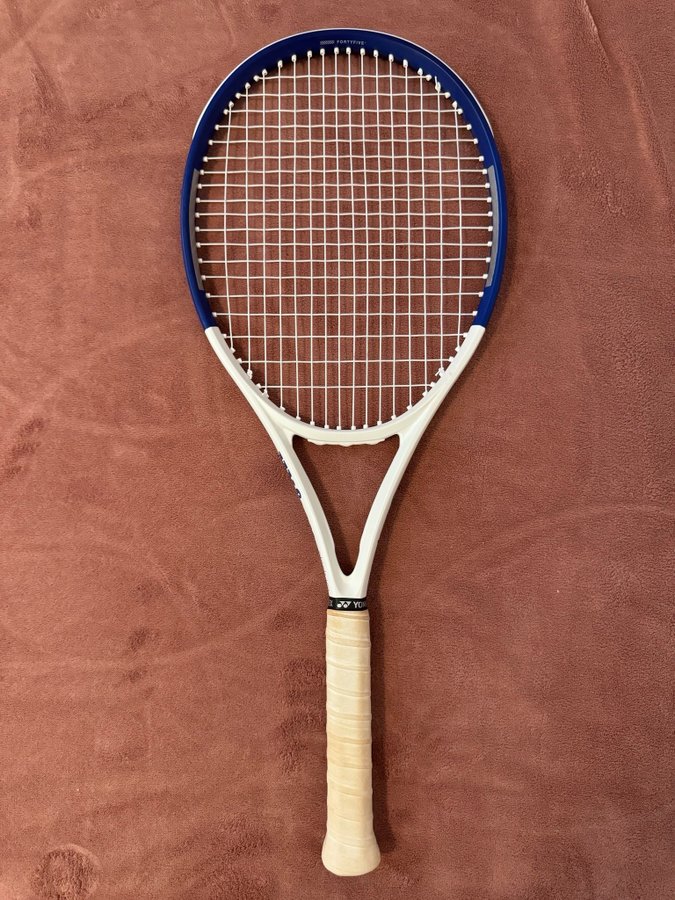 Wilson Clash 100 V2 tennis racket