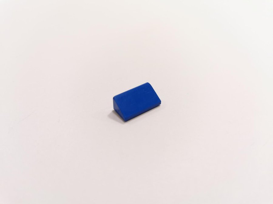 Lego - slope - tile - sned - 1x2x 2/3 - part 85984 - blå