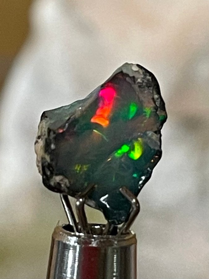 Ca 1,65 carat ETIOPISK ÄKTA OPAL STARKT FÄRGSPEL DE FLESTA MÖJLIGA FÄRGERNA!