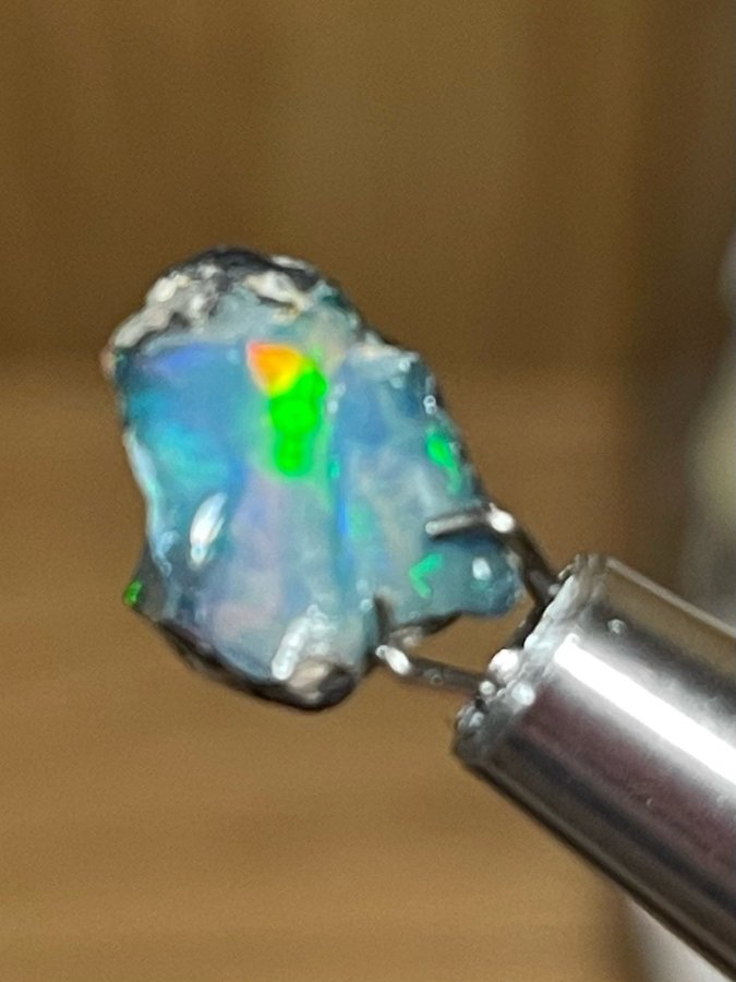 Ca 1,65 carat ETIOPISK ÄKTA OPAL STARKT FÄRGSPEL DE FLESTA MÖJLIGA FÄRGERNA!