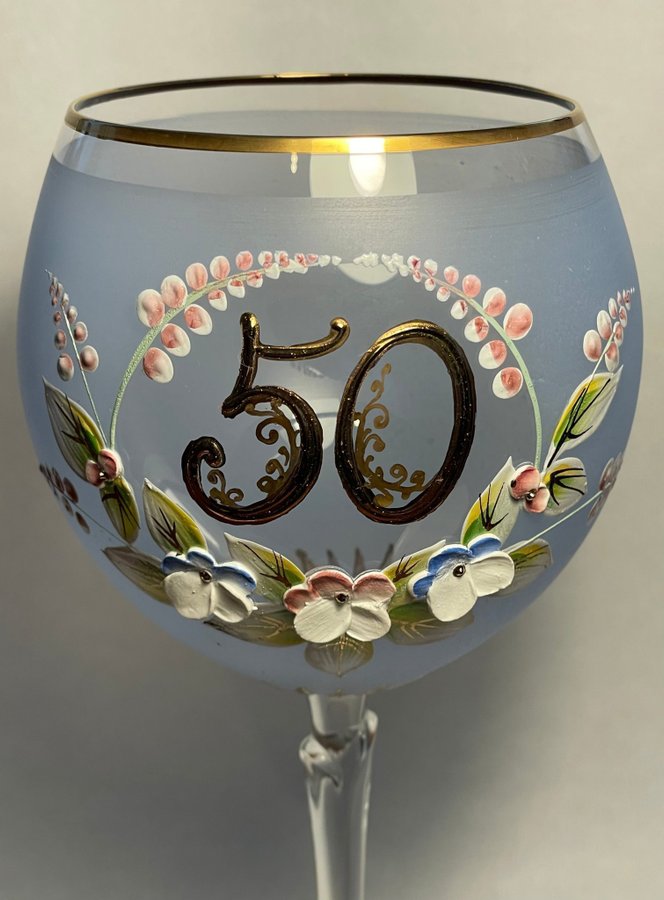 Jubileumsglas för 50 årsdagen, guld bröllopsdag 50 år, glas, cognacglas på fot