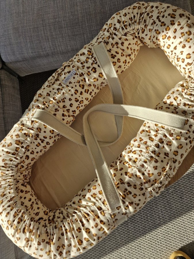 Bebisnäste Leoprint Babynest lemony