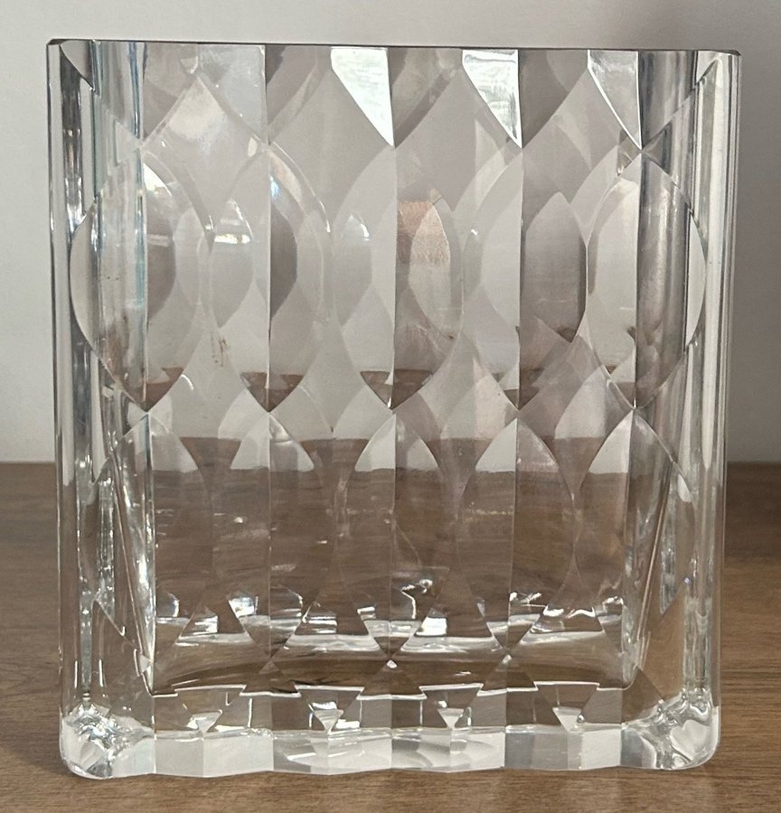 Vintage Glasvas från Kosta Boda – Unik Skuren Design