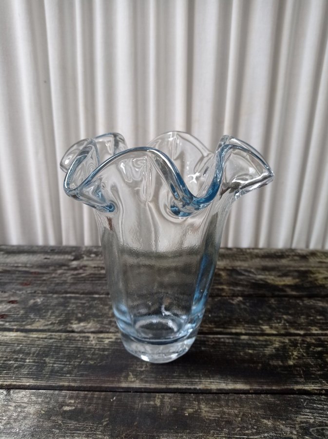 Fin tulipanvase i kraftig glas 18 cm høj.