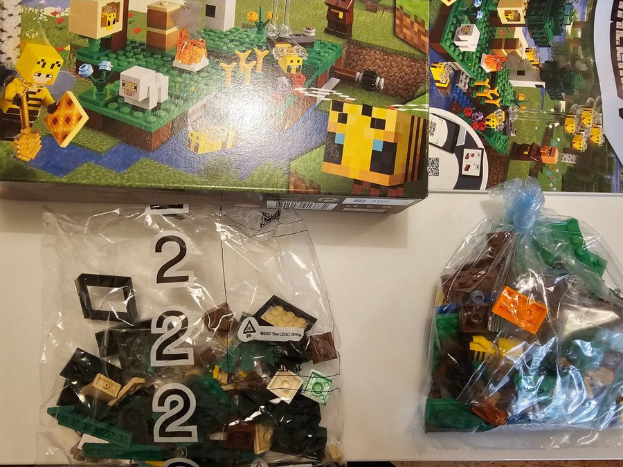 LEGO Minecraft 21165 The Bee Farm