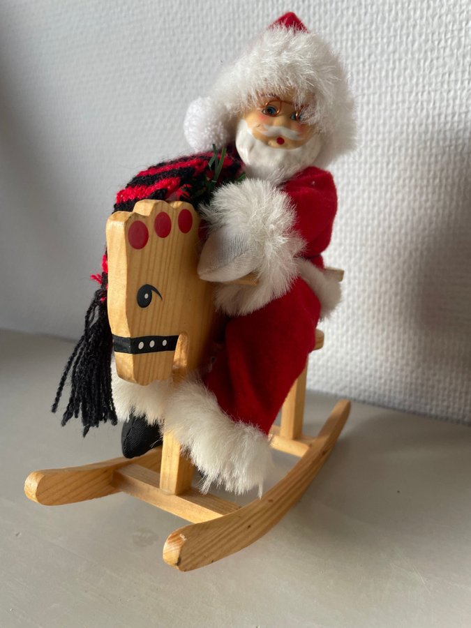 Tomte på gunghäst.