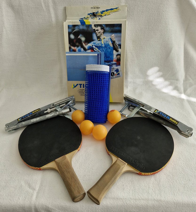 STIGA - Bordtennisset med 2 racketar nät och bollar - NYSKICK