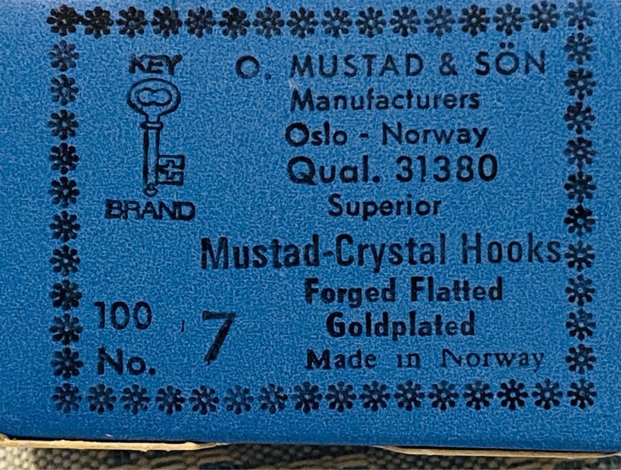 MUSTAD nr7. Qual 31380. Guldplaterade kvalitetskrokar! 100st i sin original ask!