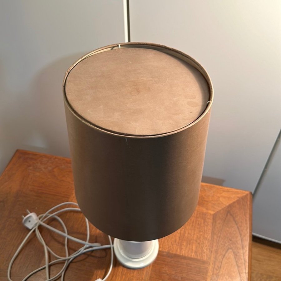 Snygg bordslampa med beige skärm