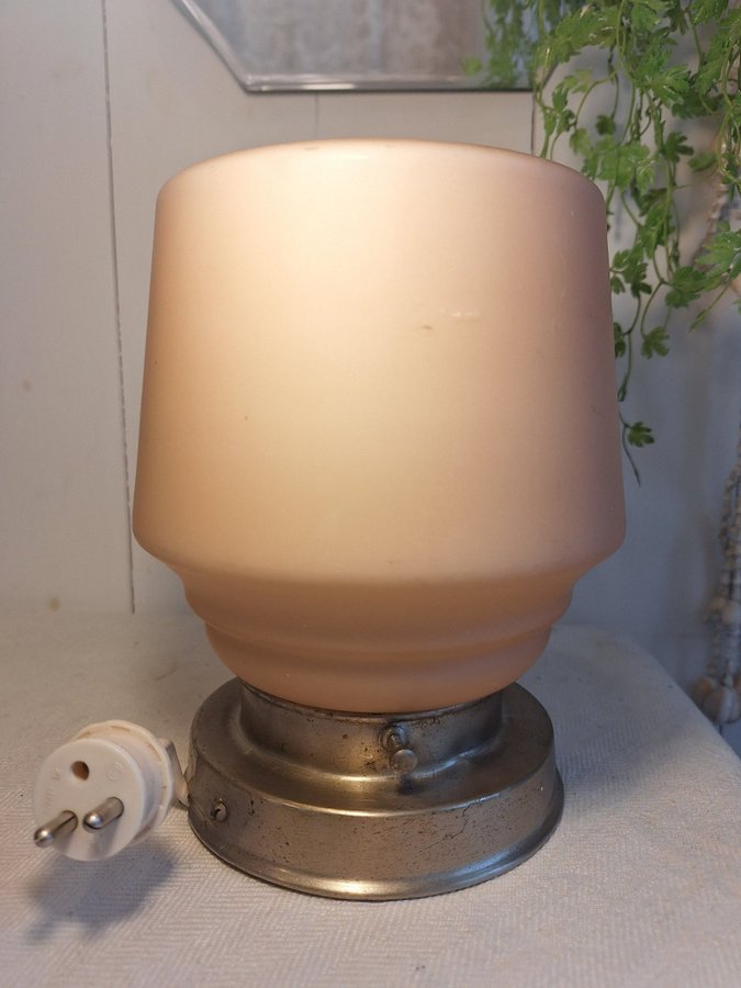 Gammal Art deco taklampa i puder rosa matt glas.