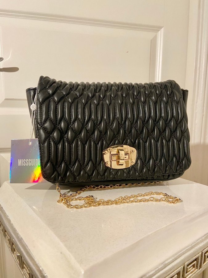 MISSGUIDED Quilted Cross Body Bag Läderimitation Svart Guld