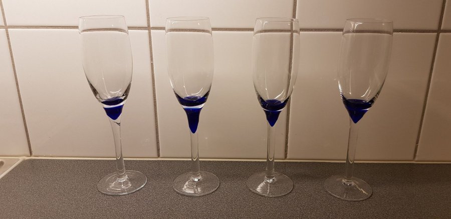 4 stycken Vacker Champagneglas.