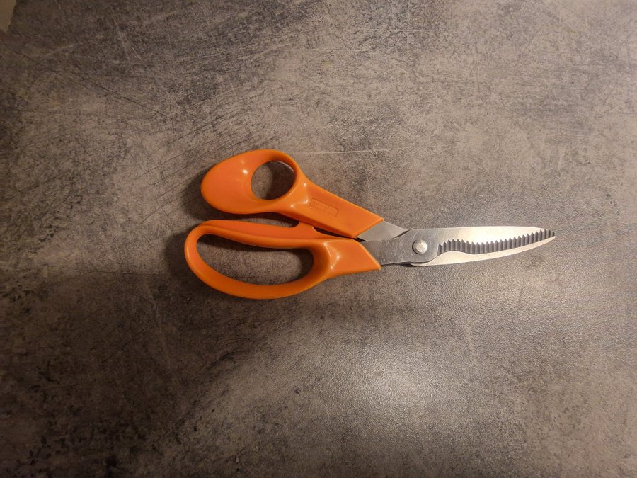 Fiskars köks sax 18cm