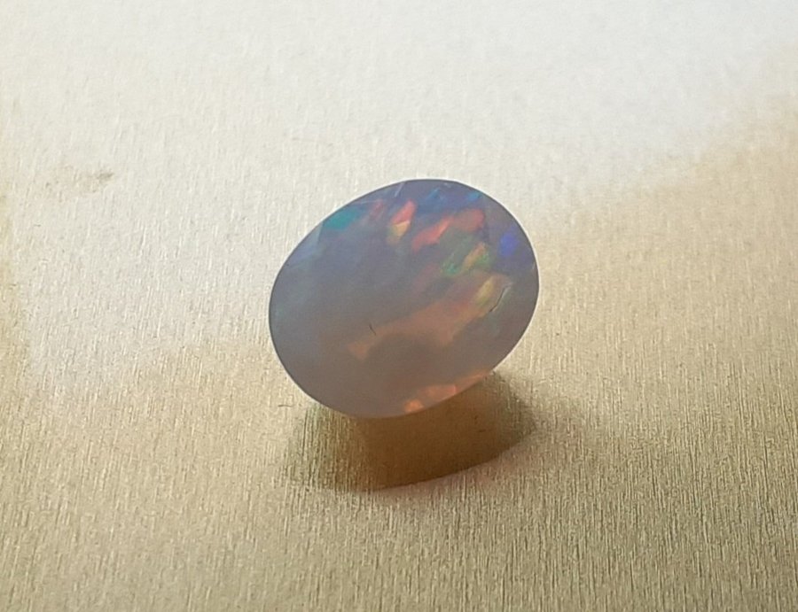 OPAL cabochon nr1 / facettslipad m. Rainbow färgspel / 9x7x4 mm / Etiopisk opal