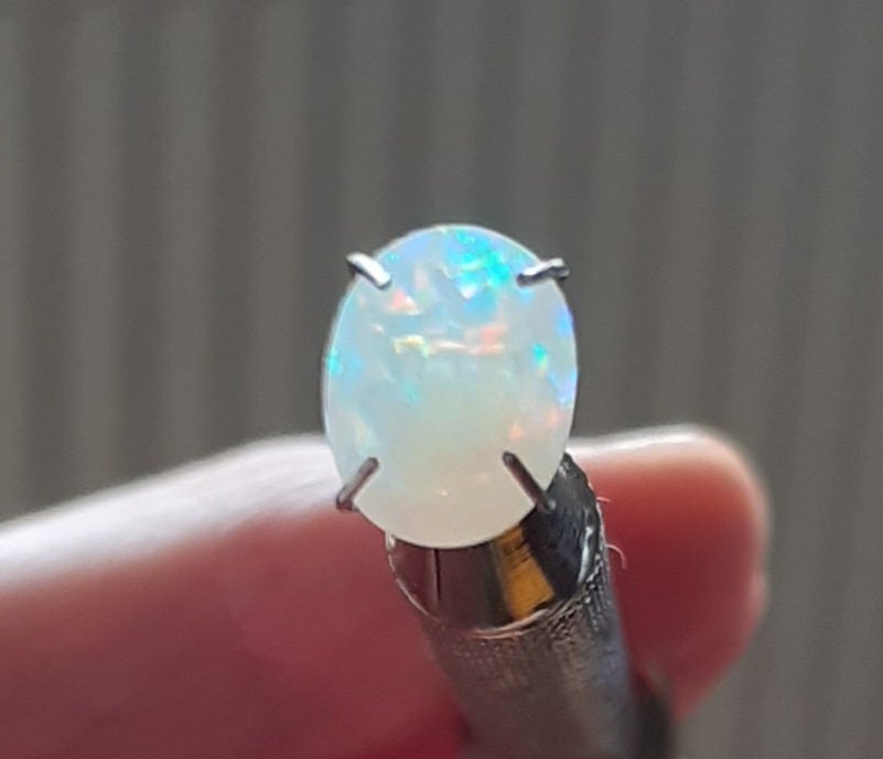 OPAL cabochon nr1 / facettslipad m. Rainbow färgspel / 9x7x4 mm / Etiopisk opal