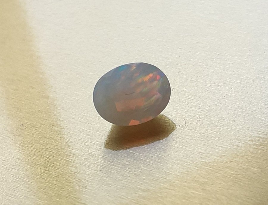 OPAL cabochon nr1 / facettslipad m. Rainbow färgspel / 9x7x4 mm / Etiopisk opal