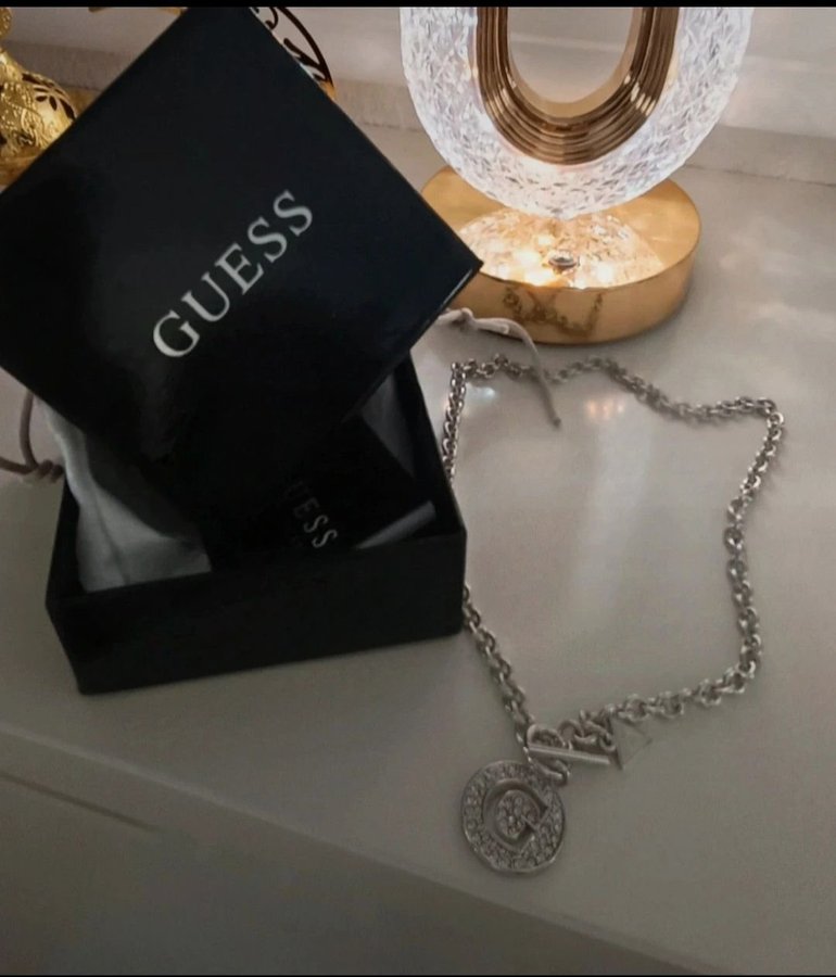 Silverfärgad Guess halsband