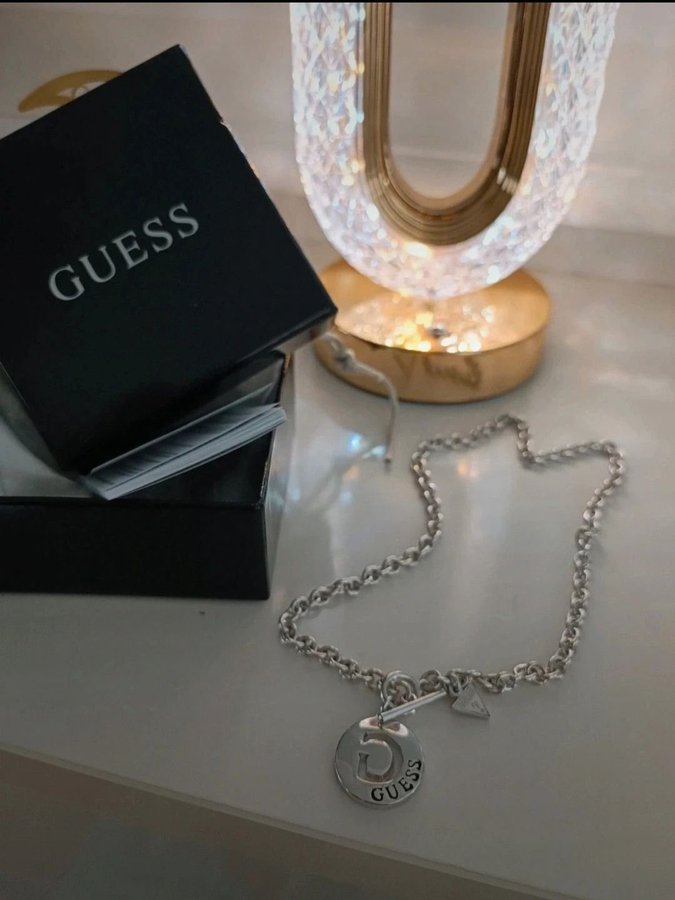 Silverfärgad Guess halsband