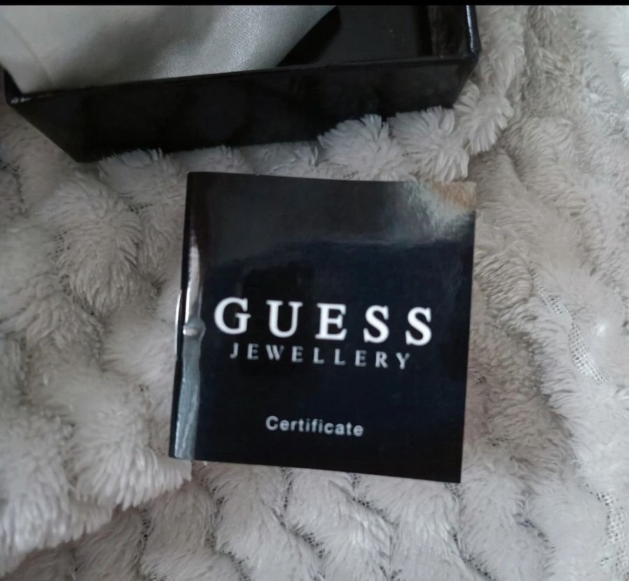 Silverfärgad Guess halsband