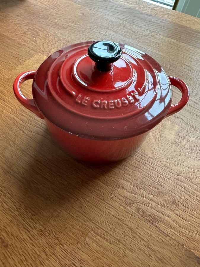 1st mini gryta från Le Creuset julröd oanvända .