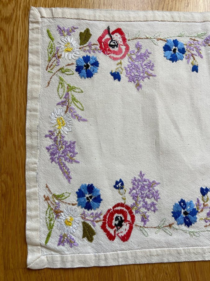 Handbroderad duk med blommor löpare broderad syrener vallmo blåklint