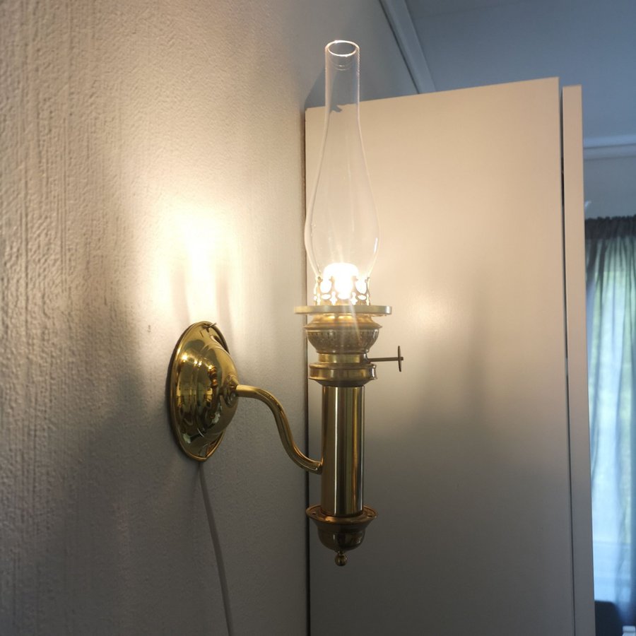 Vintage "fotogen" vägg el lampa mässing o glas