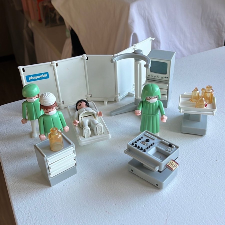 Playmobil Sjukhus med tillbehör samt 4 ytterligare figurer