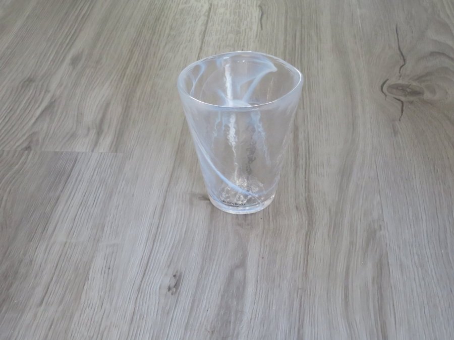 Kosta Boda Mine Tumbler 1 glas vitt etikett Ulrika Hydman-Vallien mkt fint skick