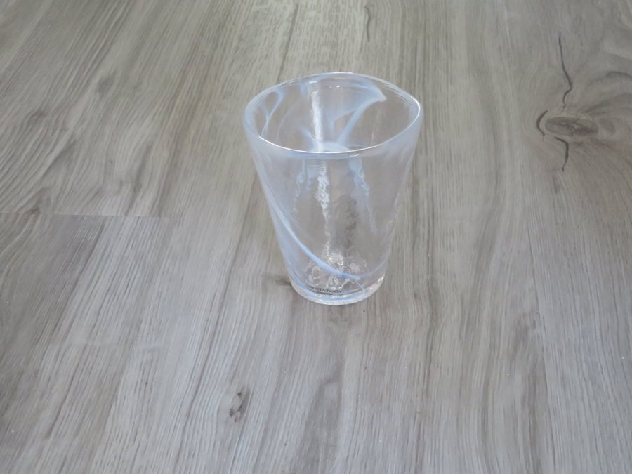 Kosta Boda Mine Tumbler 1 glas vitt etikett Ulrika Hydman-Vallien mkt fint skick