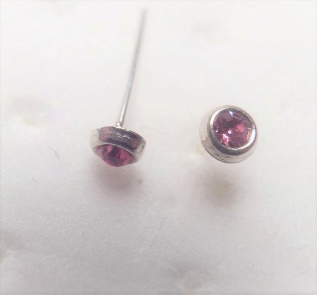 1 st. Näspiercing i silver med infattade 2mm. rosa kristall(r)