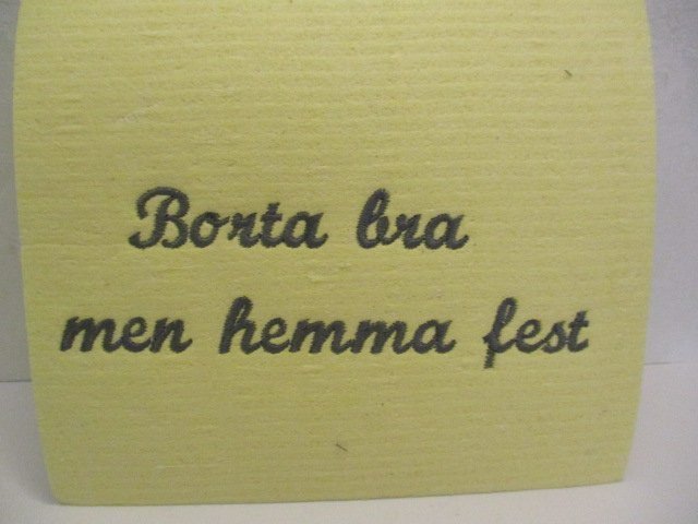 Maskinbroderad disktrasa/diskduk, 15x20 cm. "borta bra men hemma fest"