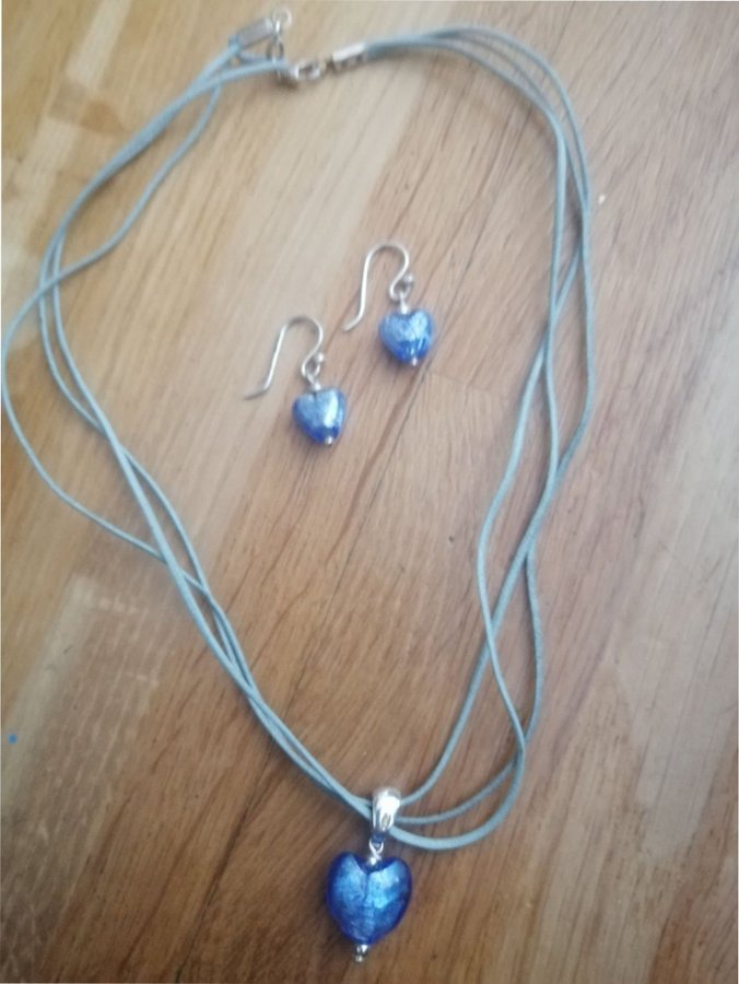 Halsband och örhängen med silver berlocker och hänge