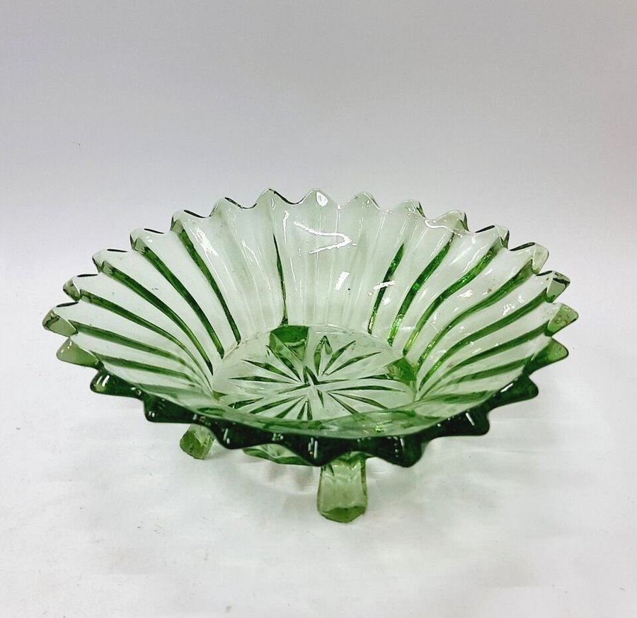 Mid Century colored glass fruit bowl, green glass(12.4)