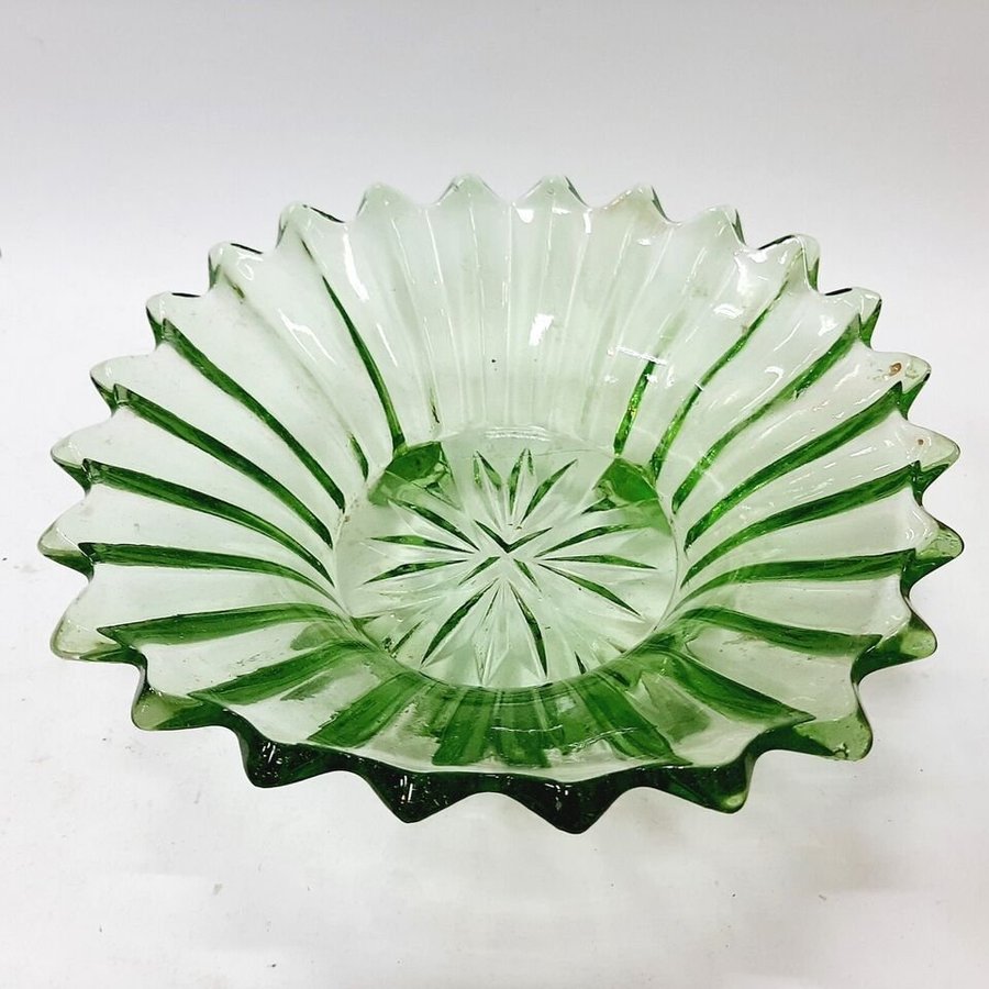 Mid Century colored glass fruit bowl, green glass(12.4)