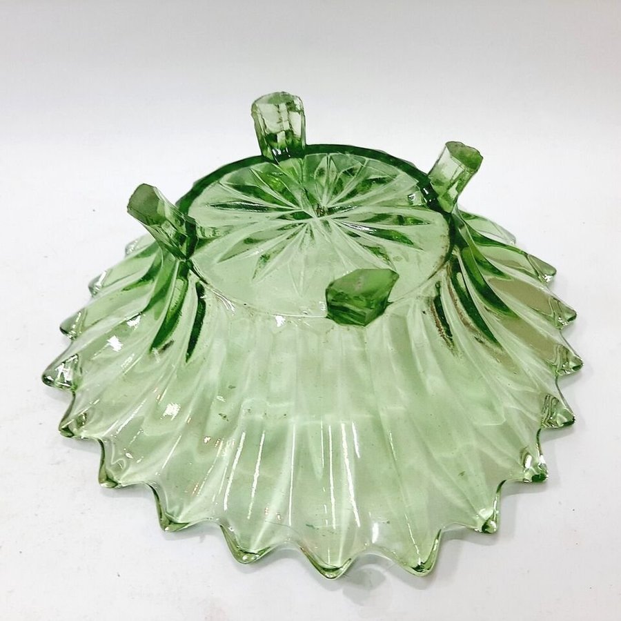 Mid Century colored glass fruit bowl, green glass(12.4)