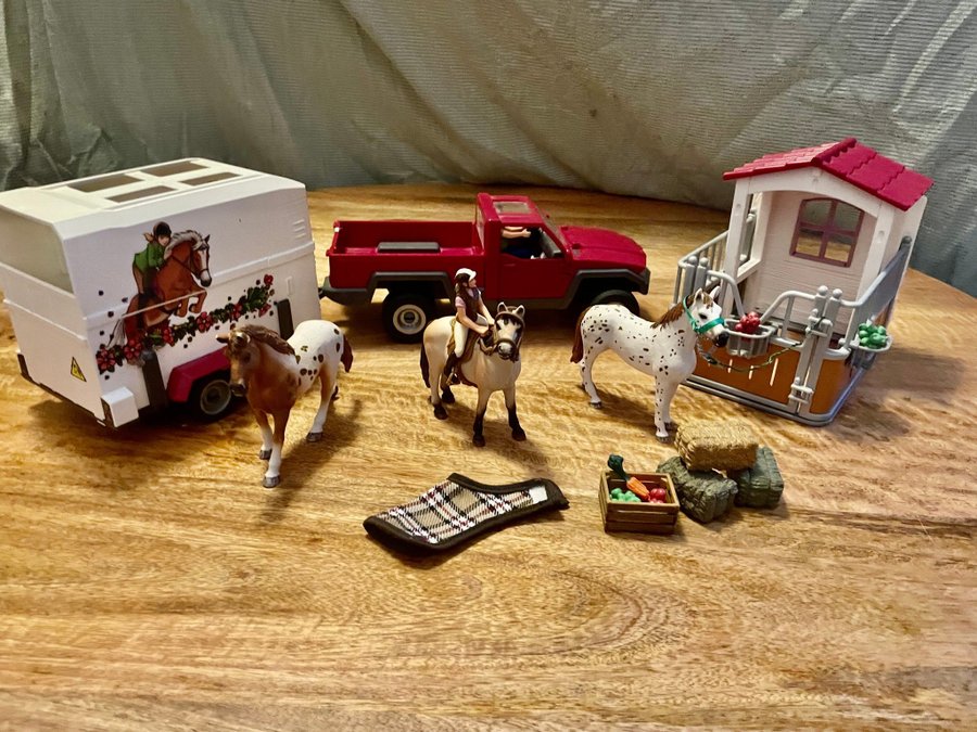 Schleich Hästtransport och hästbox med tillbehör