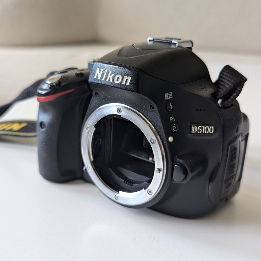 Nikon D5100 med objektiv