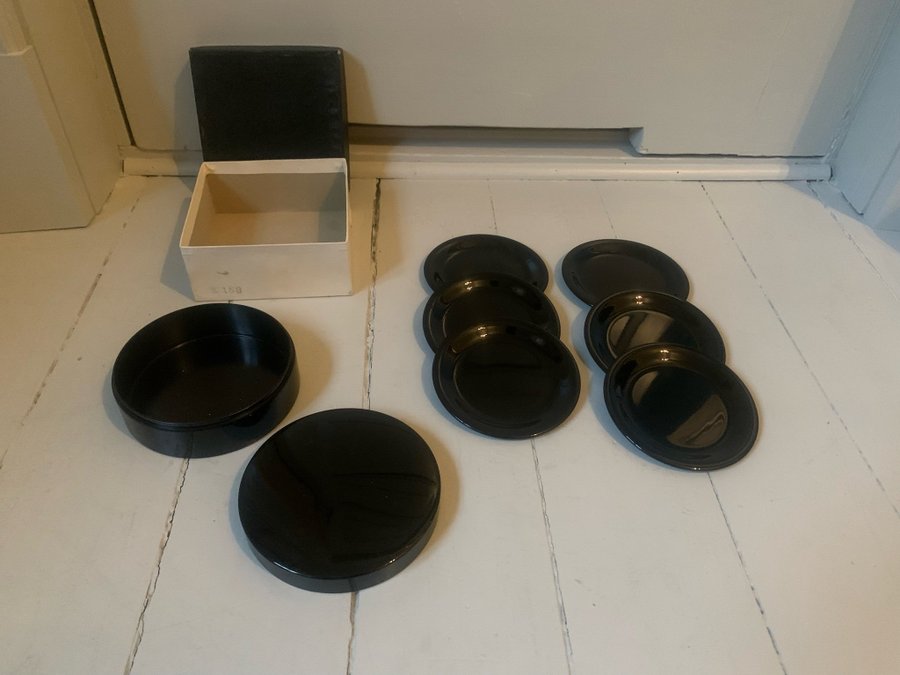 Sex svarta coasters underlägg med originalburk o originalkartong