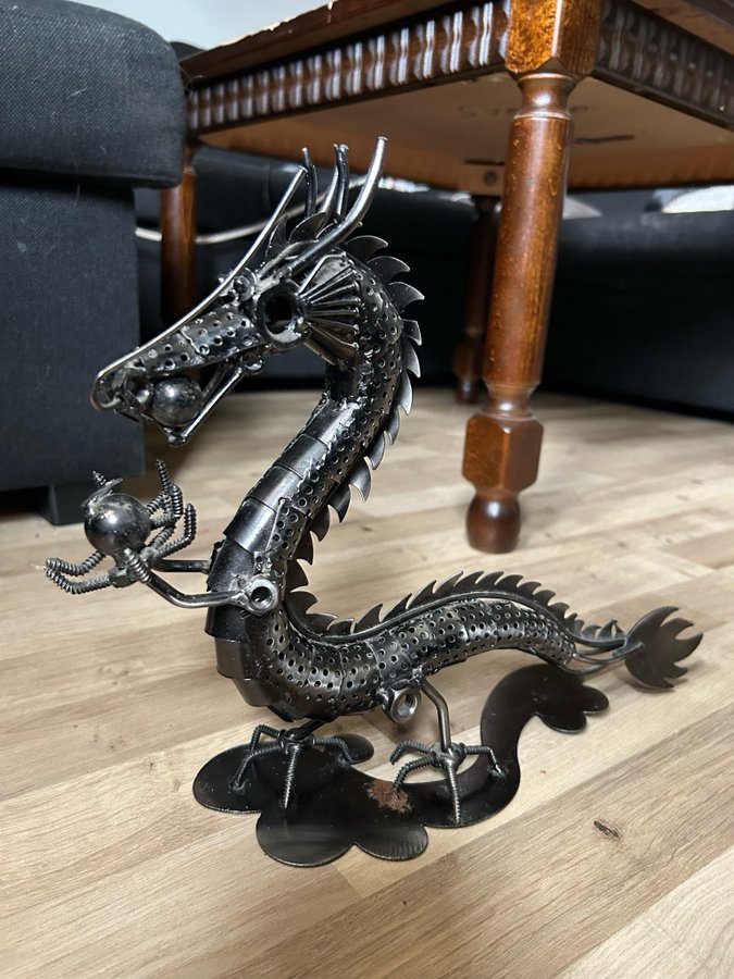 Metalldrakestatue